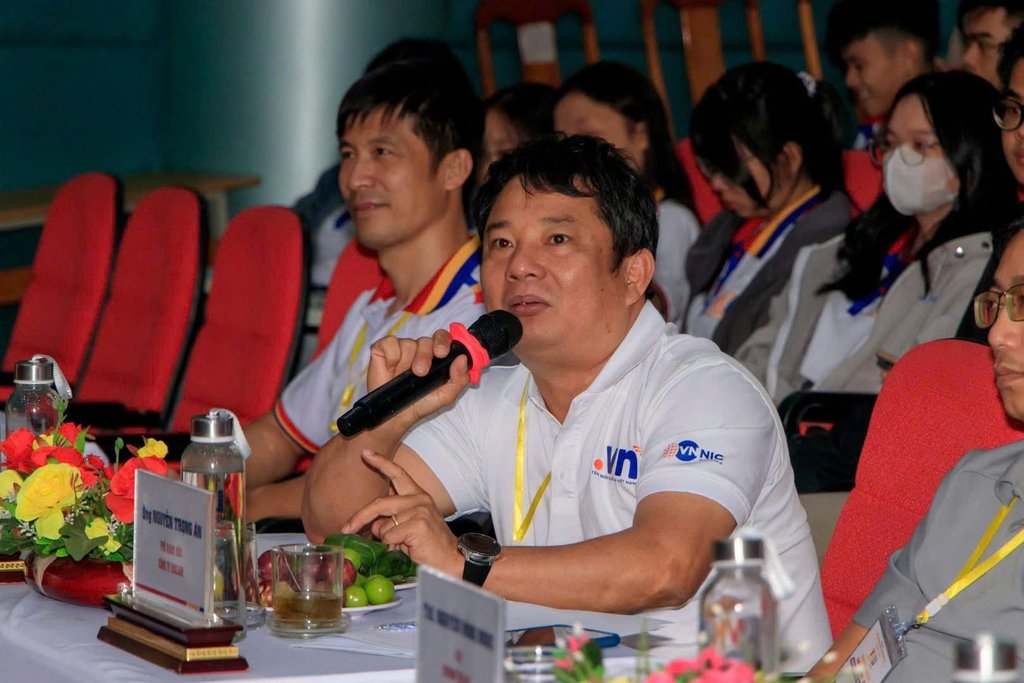 Tham dự trao đổi tại hội trường