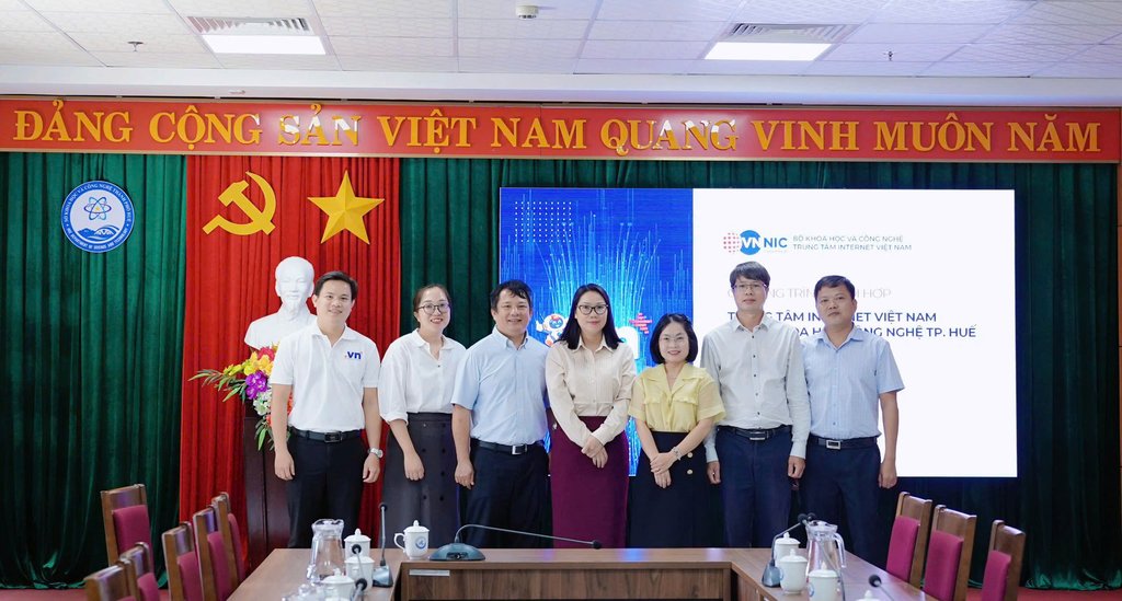 Làm việc cùng Trung tâm Internet Việt Nam